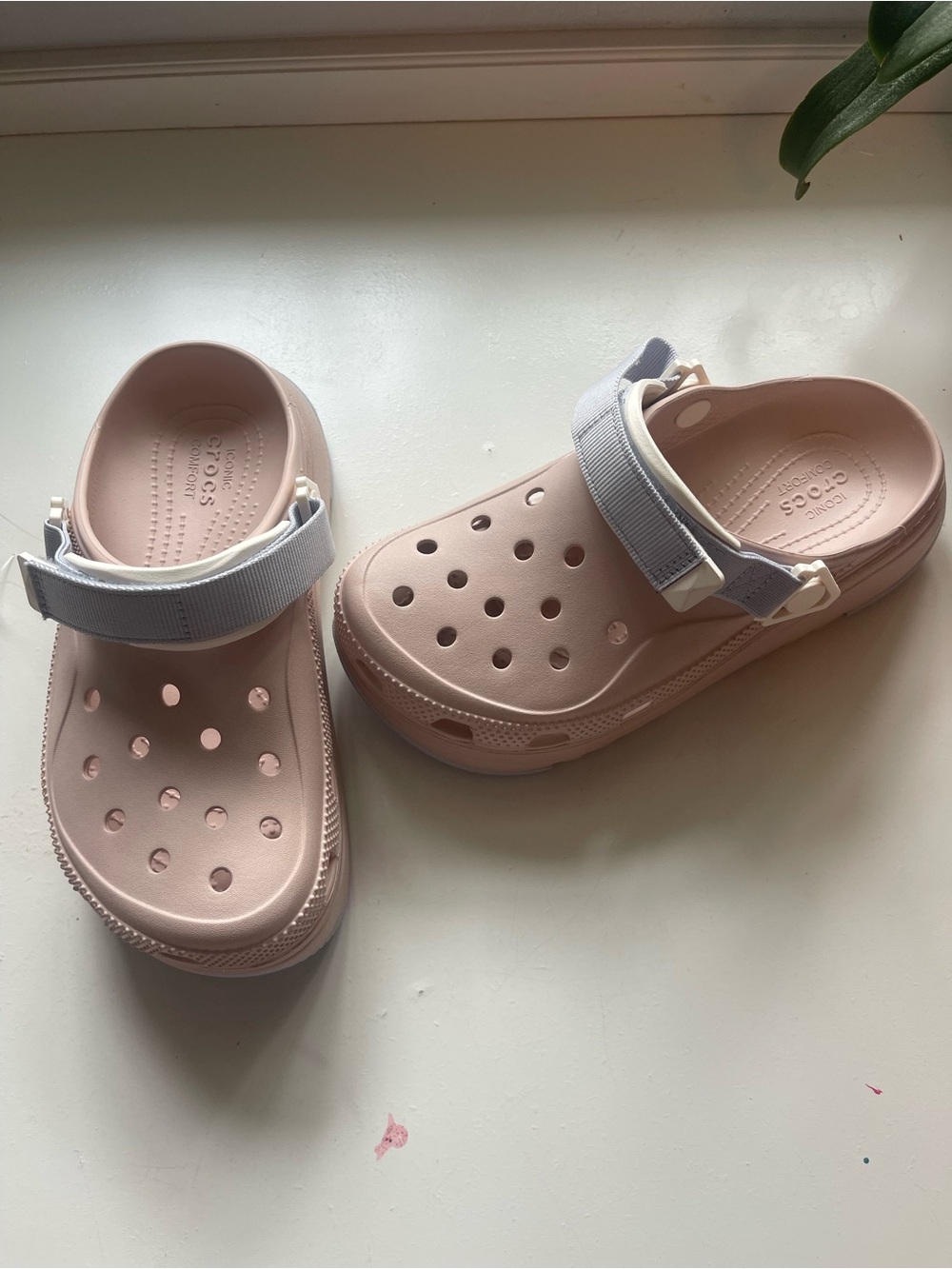 Crocs womans Classic Clog with Adjustable Heel Strap - Light Pink